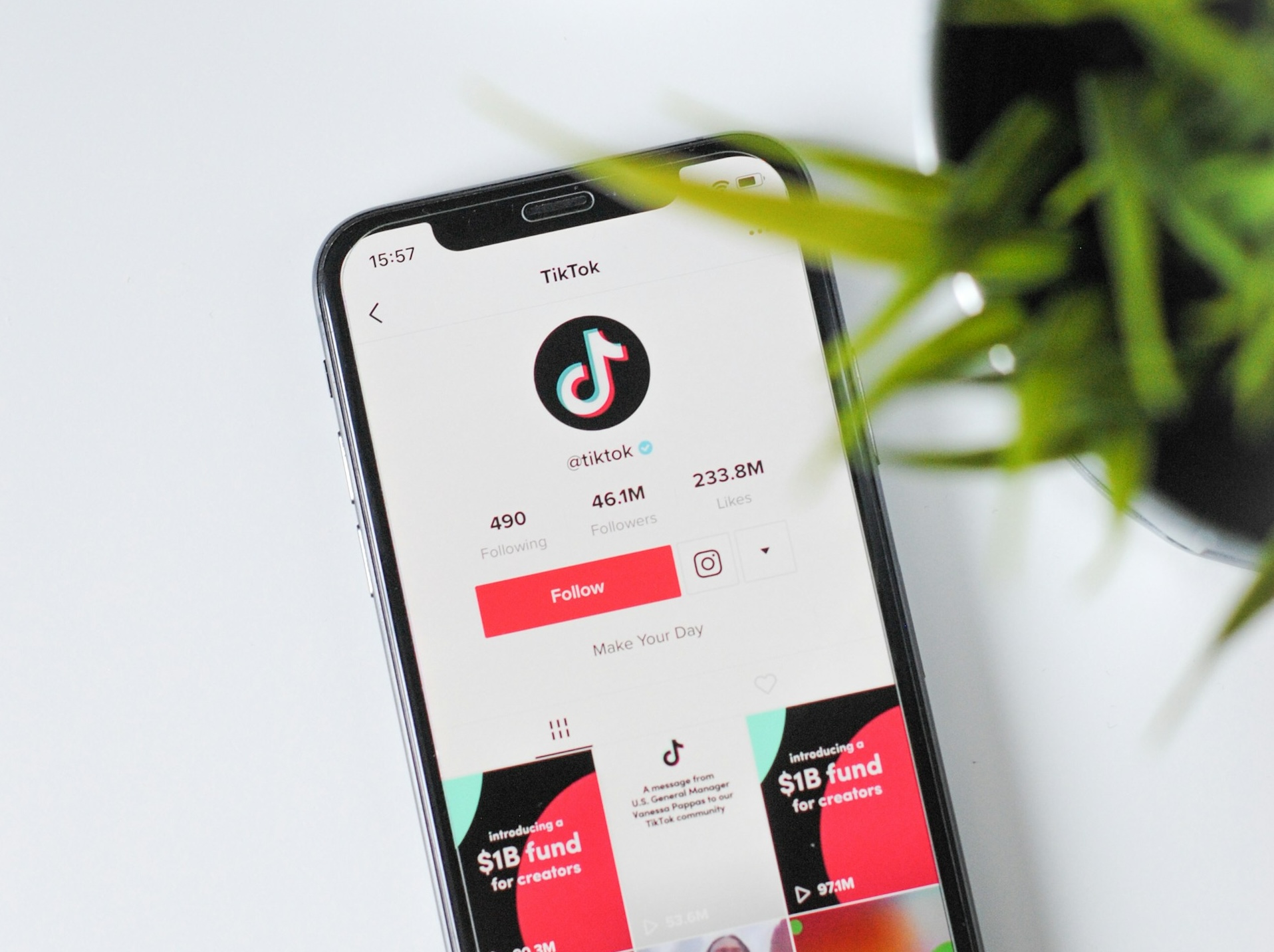 smartphone avec application TikTok pour apprendre à créer une vidéo captivante