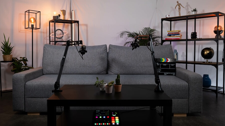 canape-decor-studio-enregistrement-podcast-Issanka-Montpellier