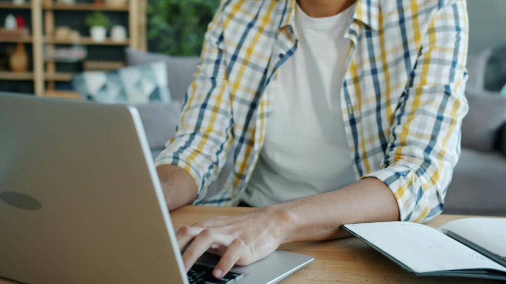Un homme travaille sur une stratégie de contenu multilingue