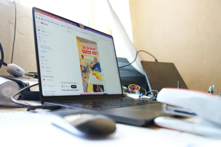 Montage du hook marketing sur une vidéo Youtube prête à être publiée